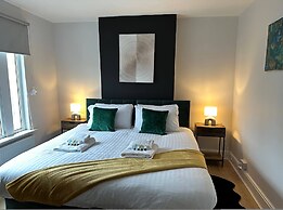 3 bed Chill Glouc With 3 Bedrooms and 1 Bathrooms