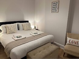 3 bed Chill Glouc With 3 Bedrooms and 1 Bathrooms