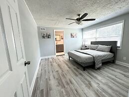 New Fresh House in Seminole Close to Beach