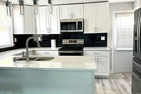 New Fresh House in Seminole Close to Beach