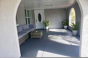 New Fresh House in Seminole Close to Beach