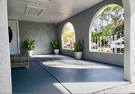 New Fresh House in Seminole Close to Beach