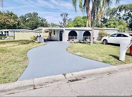 New Fresh House in Seminole Close to Beach