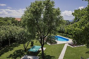 Large Home With Pool,bubble Bath and Fenced Garden