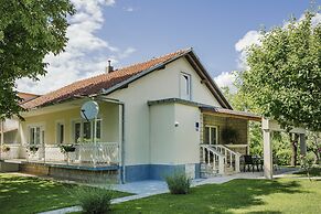 Large Home With Pool,bubble Bath and Fenced Garden