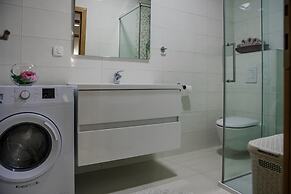 Large Home With Pool,bubble Bath and Fenced Garden