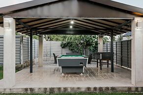 Large Home With Pool,bubble Bath and Fenced Garden