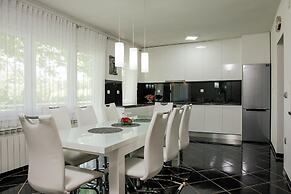 Large Home With Pool,bubble Bath and Fenced Garden
