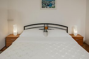 Large Home With Pool,bubble Bath and Fenced Garden