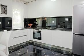 Large Home With Pool,bubble Bath and Fenced Garden
