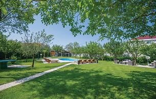 Large Home With Pool,bubble Bath and Fenced Garden