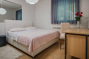 Large Home With Pool,bubble Bath and Fenced Garden