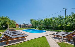 Large Home With Pool,bubble Bath and Fenced Garden