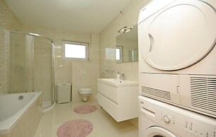 Large Home With Pool,bubble Bath and Fenced Garden