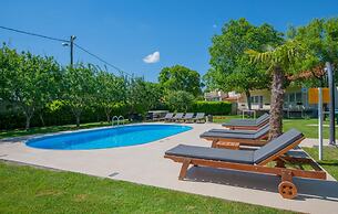 Large Home With Pool,bubble Bath and Fenced Garden