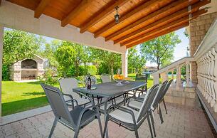 Large Home With Pool,bubble Bath and Fenced Garden