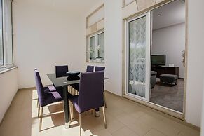 Large Home With Pool,bubble Bath and Fenced Garden