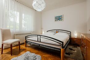 Large Home With Pool,bubble Bath and Fenced Garden
