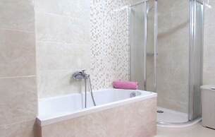 Large Home With Pool,bubble Bath and Fenced Garden