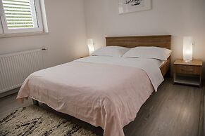 Large Home With Pool,bubble Bath and Fenced Garden