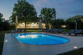 Large Home With Pool,bubble Bath and Fenced Garden