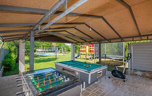 Large Home With Pool,bubble Bath and Fenced Garden