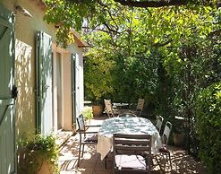 Charming Holiday Home With Garden and Private Pool, Vernegues-ex TUI