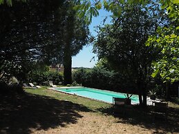Charming Holiday Home With Garden and Private Pool, Vernegues-ex TUI