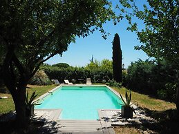 Charming Holiday Home With Garden and Private Pool, Vernegues-ex TUI