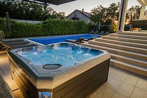 Modern Villa With Pool and Bubble Bath
