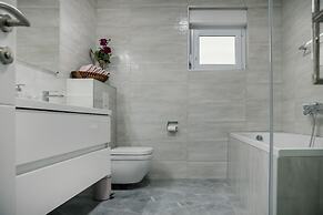 Modern Villa With Pool and Bubble Bath