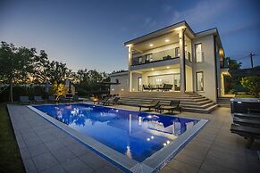 Modern Villa With Pool and Bubble Bath