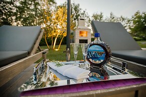 Modern Villa With Pool and Bubble Bath