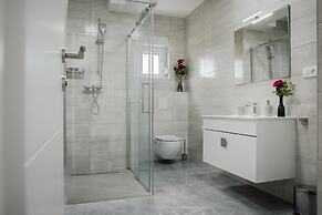 Modern Villa With Pool and Bubble Bath