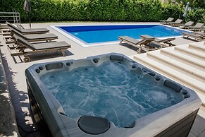Modern Villa With Pool and Bubble Bath