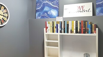 12 Spacious Home w A C Crib Garage By Airport