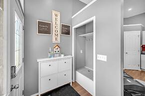 12 Spacious Home w A C Crib Garage By Airport