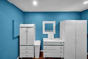 52-3 Bed Suite on Lake Central A C By Airport