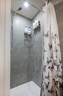 240 Spacious Modern Home w AC