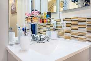 240 Spacious Modern Home w AC