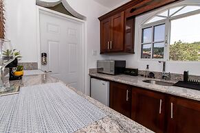 Runaway Bay Gem Suite