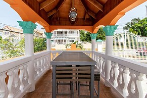 Runaway Bay Gem Suite