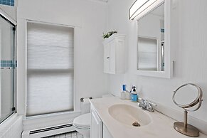 Cozy Stay w Fireplace Near Gunstock Laconia