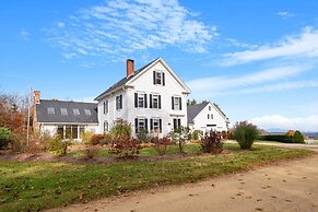 Cozy Stay w Fireplace Near Gunstock Laconia