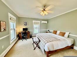 Cozy Stay w Fireplace Near Gunstock Laconia
