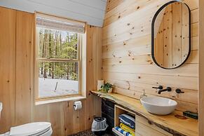Ski Cabin w Hot Tub Gas Fireplace Near Cranmore
