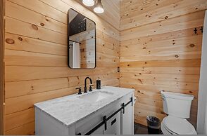 Ski Cabin w Hot Tub Gas Fireplace Near Cranmore