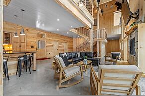Ski Cabin w Hot Tub Gas Fireplace Near Cranmore