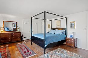 Spacious Dartmouth College Home on Occum Pond