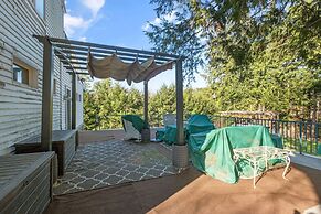 Spacious Dartmouth College Home on Occum Pond